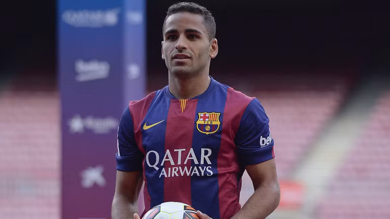 Mùa hè năm 2014, Douglas được Barca mua về từ CLB Sao Paulo của Brazil. Nhưng trong màu áo của Barca, hậu vệ cánh phải này không thể hiện được nhiều và không cạnh tranh được vị trí này với Jordi Alba.