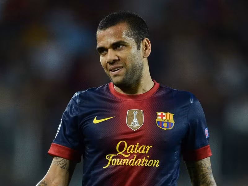 Alves đến với Barca năm 2008 sau 6 năm cống hiến cho CLB Sevilla. Rất có thể bến đỗ sắp tới của anh sẽ là một CLB tại giải MLS của Mỹ.