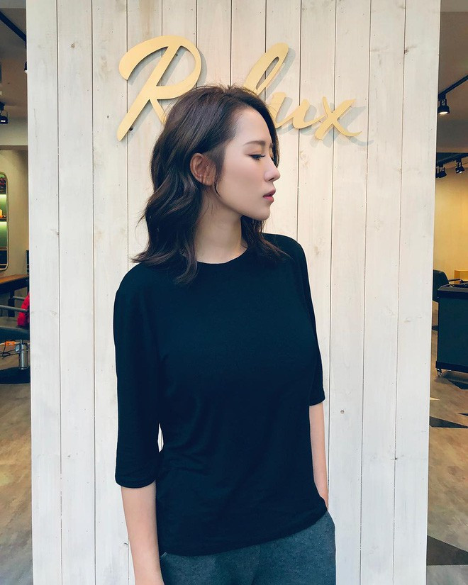 Nếu như những giờ làm việc, Chi Y thường diện trang phục blouse trắng gọn gàng thì ở ngoài đời, cô nàng lại không ngần ngại theo style hơi sexy một chút, khoe trọn body cân đối, nóng bỏng.