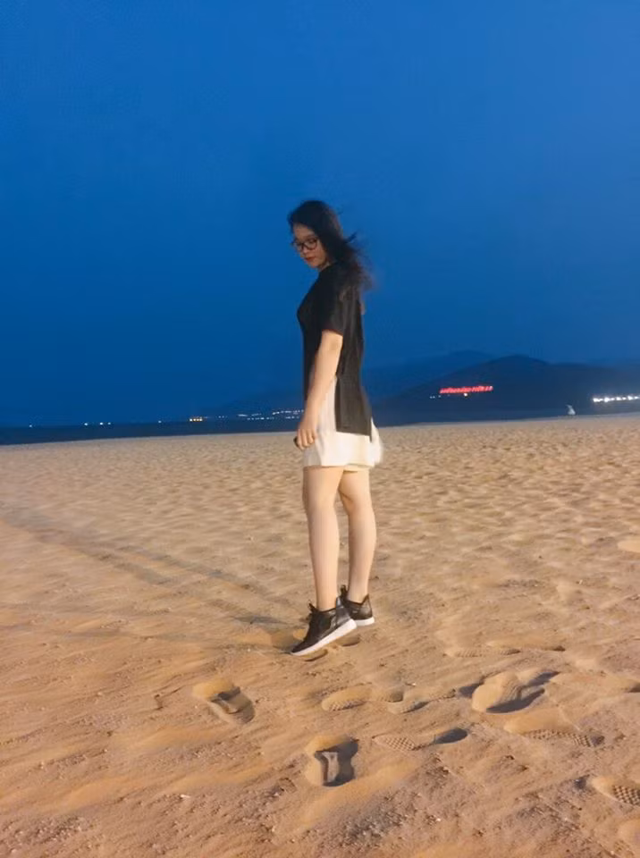 Hành trình giảm cân của Nhật Lệ bắt đầu bằng cách lên mạng tìm hiểu các thông tin và cách làm để giảm cân an toàn. Cô bạn này triệt để tuân thủ chế độ cắt bỏ tinh bột, tăng cường rau, thịt và đậu phụ và không bao giờ ăn gì sau 7 giờ tối.