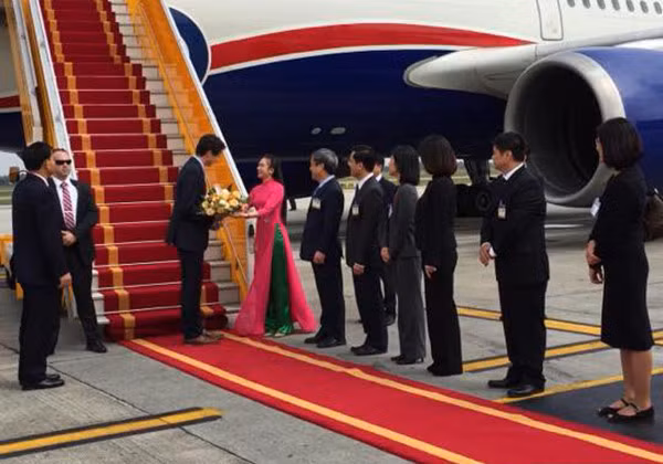 Phạm Thị Tú Anh (21 tuổi, sinh viên khoa Luật quốc tế, Học viện Ngoại giao) là gương mặt được vinh dự chọn làm người tặng hoa và gửi lời chúc tới Thủ tướng Canada Justin Trudeau khi ông đến Việt Nam tham dự APEC vào sáng 8/11. Ảnh: TTXVN