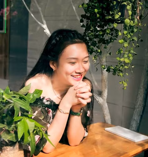 Sở hữu chiều cao 1,66 m cùng gương mặt sáng, tươi tắn, Tú Anh là thành viên tích cực hoạt động 4 năm trong câu lạc bộ Lễ Tân Ngoại Giao. Nữ sinh 9X này cũng là một trong những ứng viên được chọn để đón những nguyên thủ quốc gia.