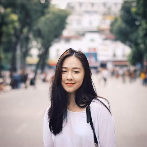 Với gương mặt đẹp cùng thân hình thon gọn, Hà My tự tin khi tham gia CLB Lễ tân Ngoại giao.