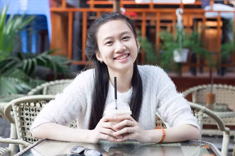 Ngoài ra, Tú Anh cũng được thầy cô, bạn bè nhận xét là người năng nổ, tích cực trong nhiều hoạt động. Cô bạn rất thân thiện và "lúc nào cũng cười", tạo cảm giác dễ gần với những người mới gặp.