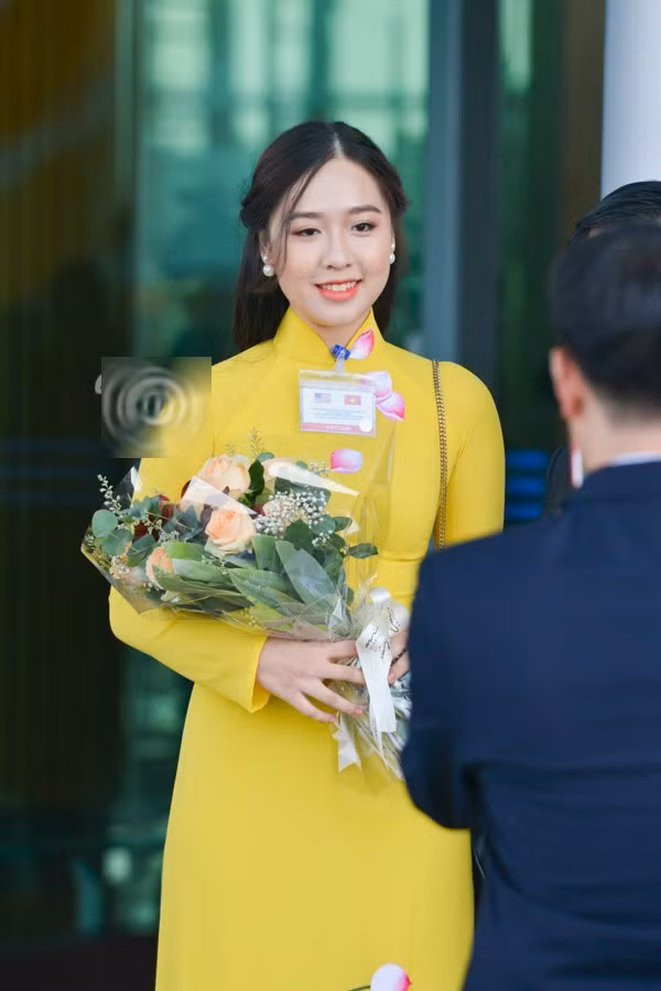 Hà My có thể giao tiếp thành thạo bằng cả tiếng Anh và tiếng Pháp. Từ nhỏ nữ sinh 9X đã yêu thích và đam mê ngôn ngữ. Ảnh: Học viện Ngoại giao.