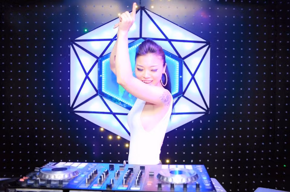 Cái tên DJ Summer Huỳnh không còn xa lạ gì với những "dân nghiền" dòng nhạc EDM (nhạc điện tử). Cô nàng này nổi tiếng trong giới DJ về chất nhạc lạ và cách phối nhạc hết sức táo bạo và có hồn khiến người nghe không ngồi yên được trên ghế. Ngoài ra cô cũng là nữ DJ của The Remix - Hòa âm ánh sáng, một chương trình truyền hình đang rất hot.
