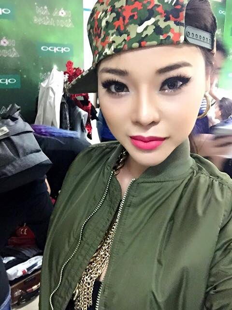 Sự xuất hiện của Summer Huỳnh khiến cho sân khấu The Remix trở nên nóng bỏng hơn chính bởi vẻ sexy và quyến rũ của cô nàng DJ 9X này.