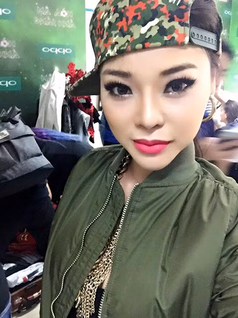 Sự xuất hiện của Summer Huỳnh khiến cho sân khấu The Remix trở nên nóng bỏng hơn chính bởi vẻ sexy và quyến rũ của cô nàng DJ 9X này.