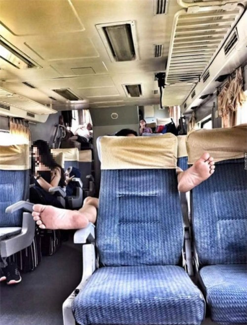 Cách đây ít giờ, trên diễn đàn giải trí dành cho giới trẻ có đăng tải một bức ảnh chụp lại khoảnh khắc hành khách tự do, thoải mái duỗi chân trên xe khách. Theo đó, hành khách gác chân lên ghế trước và nằm thoải mái. Trong hình ảnh này nhiều người không khỏi lắc đầu ngao ngán, thậm chí tỏ ra không hài lòng. Hình ảnh tư thế ngồi vô duyên này được nickname Hương Giang chụp lại trên đường đi du lịch về.