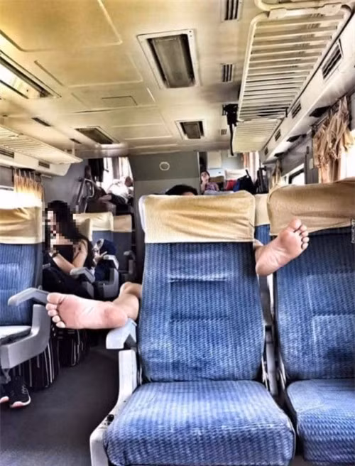 Cách đây ít giờ, trên diễn đàn giải trí dành cho giới trẻ có đăng tải một bức ảnh chụp lại khoảnh khắc hành khách tự do, thoải mái duỗi chân trên xe khách. Theo đó, hành khách gác chân lên ghế trước và nằm thoải mái. Trong hình ảnh này nhiều người không khỏi lắc đầu ngao ngán, thậm chí tỏ ra không hài lòng. Hình ảnh tư thế ngồi vô duyên này được nickname Hương Giang chụp lại trên đường đi du lịch về.