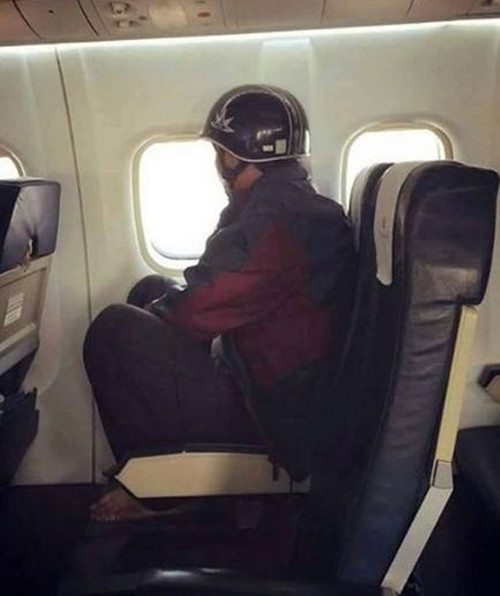 Để đảm bảo cho sự an toàn của mình, vị khách này mang cả mũ bảo hiểm để lên máy bay.