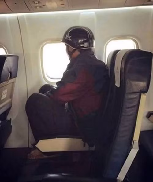 Để đảm bảo cho sự an toàn của mình, vị khách này mang cả mũ bảo hiểm để lên máy bay.