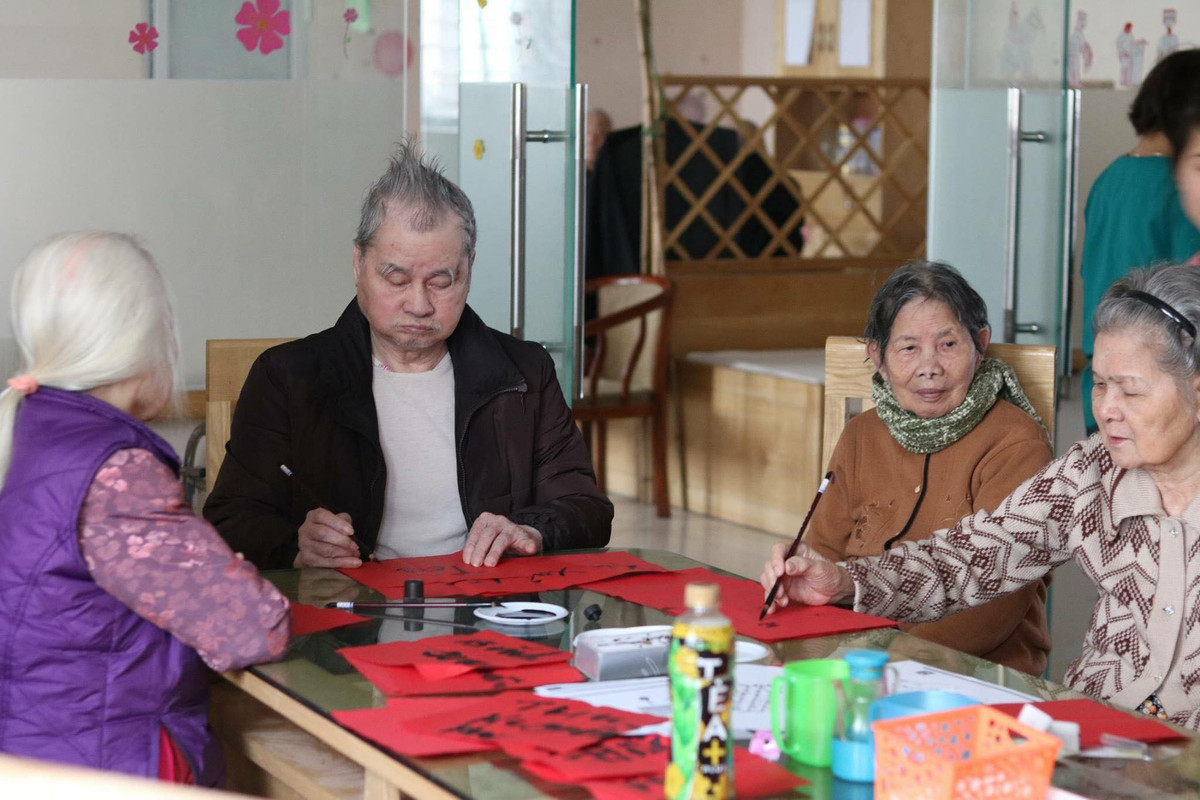 Được biết, bài viết được đăng tải trên Facebook là của bạn Nguyễn Chi (26 tuổi, Hà Nội). Nói về tác phẩm của mình, cô bạn này chia sẻ rằng: "Mình thấy ảnh này trên Facebook của Viện dưỡng lão Diên Hồng ấn tượng quá nên chia sẻ lại. Đây đều là cảm xúc thật của các cụ, các cụ rất vui và tự nhiên. Thông qua đây, mình muốn mọi người có cái nhìn khác tích cực hơn về viện dưỡng lão".