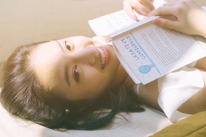 Vào Facebook của Thúy Vi, tất cả những gì mà người ta thấy chỉ là ảnh chơi với chó mèo, dọn dẹp nhà cửa hay status về chuyện ăn uống lặt vặt.