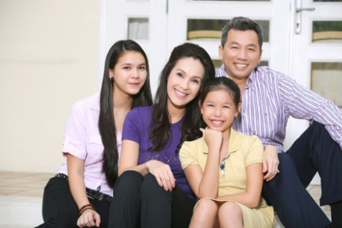 Ngoài ra, con gái "người đẹp không tuổi" Diễm My còn có thành tích học tập rất ấn tượng. Thùy My có thể giao tiếp tốt bằng tiếng Anh nên thường được nhà trường cử đi thi hùng biện ở các nước trong khu vực.