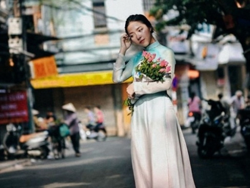 Dù không váy áo điệu đà nhưng Lam Khê khiến người đối diện không thể rời mắt bởi nét đẹp mộc mạc, giản dị nhưng rất thu hút không khác một cô gái Hà thành xưa. Hiện tại, con gái của Lê Khanh đang du học tại Mỹ.