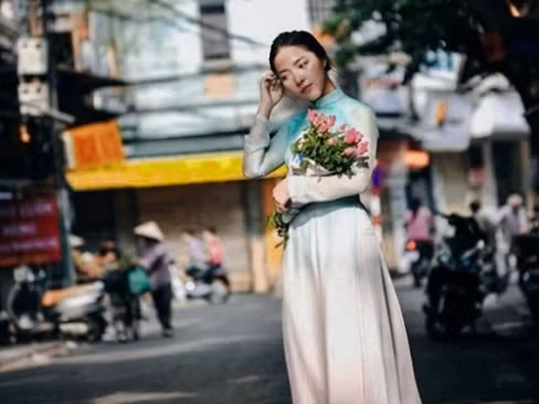 Dù không váy áo điệu đà nhưng Lam Khê khiến người đối diện không thể rời mắt bởi nét đẹp mộc mạc, giản dị nhưng rất thu hút không khác một cô gái Hà thành xưa. Hiện tại, con gái của Lê Khanh đang du học tại Mỹ.