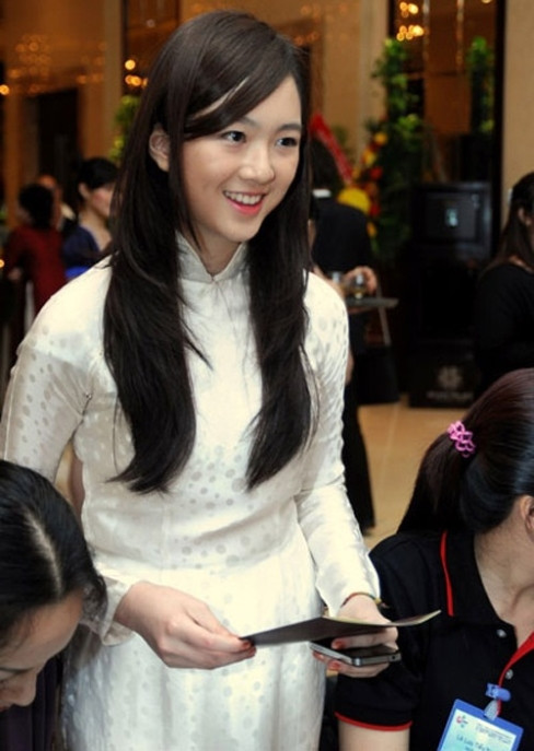 Hiện Anh Sa đang là du học sinh tại Mỹ, Giáng My không muốn cô con gái duy nhất theo đuổi con đường nghệ thuật vì vậy hiếm khi Anh Sa cùng mẹ xuất hiện trước truyền thông.