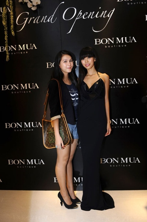 Thùy My rạng rỡ bên người mẫu Hà Anh trong một sự kiện.