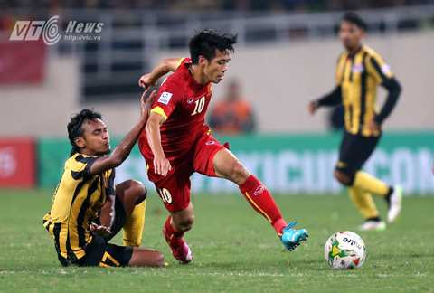 Việt Nam 2-4 Malaysia (bán kết lượt về AFF Cup 2014): Trận lượt đi các tuyển thủ đá hay bao nhiêu trên đất khách thì lượt về đá dở bấy nhiêu trước con mắt khán giả nhà. Khí thế biến thành sức ép tâm lý và nó khiến Việt Nam thua Malaysia đến 4 bàn ngay trong hiệp 1.