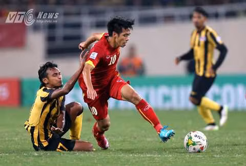 Việt Nam 2-4 Malaysia (bán kết lượt về AFF Cup 2014): Trận lượt đi các tuyển thủ đá hay bao nhiêu trên đất khách thì lượt về đá dở bấy nhiêu trước con mắt khán giả nhà. Khí thế biến thành sức ép tâm lý và nó khiến Việt Nam thua Malaysia đến 4 bàn ngay trong hiệp 1.