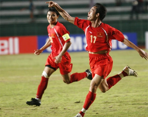 Việt Nam 3-2 Malaysia (vòng bảng AFF Cup 2008): Trong hành trình vô địch AFF Cup 2008 của ĐT Việt Nam, Malaysia cũng từng là một vật cản. Năm ấy, tuyển Việt Nam rơi vào "bảng tử thần" với sự góp mặt của Malaysia và Thái Lan. Trận ra quân, thầy trò ông Calisto đã thất bại trước Thái Lan nên buộc phải thắng Malaysia ở trận tiếp theo.