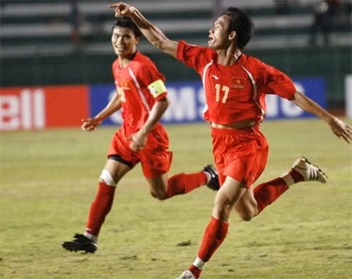 Việt Nam 3-2 Malaysia (vòng bảng AFF Cup 2008): Trong hành trình vô địch AFF Cup 2008 của ĐT Việt Nam, Malaysia cũng từng là một vật cản. Năm ấy, tuyển Việt Nam rơi vào "bảng tử thần" với sự góp mặt của Malaysia và Thái Lan. Trận ra quân, thầy trò ông Calisto đã thất bại trước Thái Lan nên buộc phải thắng Malaysia ở trận tiếp theo.