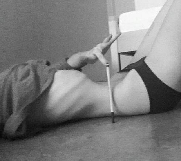 Đúng như tên gọi của mình, những người tham gia trào lưu sẽ sử dụng một chiếc bút bi dài chưa đến 20cm để làm thước đo chuẩn mực cho eo của mình.