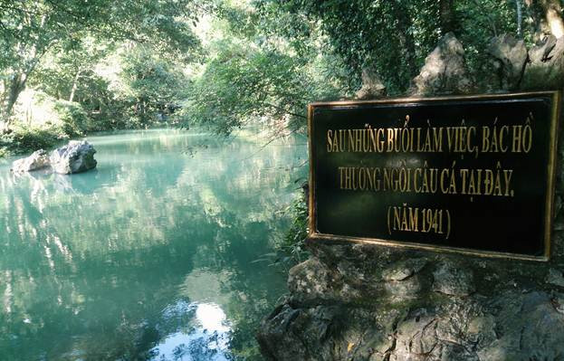 Cũng tại khu di tích Quốc gia đặc biệt Pác Bó, lãnh tụ Nguyễn Ái Quốc đã mở các lớp huấn luyện về chính trị và quân sự cho các cán bộ cách mạng tỉnh Cao Bằng, dịch cuốn Lịch sử Đảng Cộng sản Liên Xô ra tiếng Việt, soạn thảo và xuất bản các tài liệu cách mạng: Lịch sử nước ta, Địa dư Bắc Kỳ, Địa dư Cao Bằng; tài liệu huấn luyện quân sự: Cách đánh du kích, Kinh nghiệm du kích Nga, Kinh nghiệm du kích Tàu.