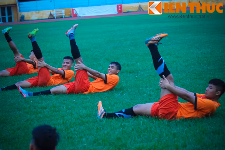 Nòng cốt các cầu thủ U19 Việt Nam vẫn là những cầu thủ đã giành chức vô địch tại giải giao hữu KBZ Bank tại Myanmar vừa qua và được bổ sung thêm tiền vệ Thanh Hậu của CLB Hoàng Anh Gia Lai. Ảnh: Sóng Nghệ.