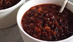 Vậy nên, nhiều người đã khoe ảnh ăn chè đậu đỏ ngay từ sáng sớm mong rằng kiếp FA sẽ không theo đuổi mình nữa.