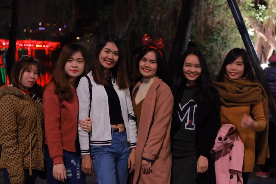 Năm nay tại Hà Nội, ngoài địa điểm Nhà thờ Lớn - 40 Nhà Chung, các bạn trẻ còn lựa chọn phố đi bộ Hồ Gươm làm điểm vui chơi giải trí ngày lễ Giáng sinh và đã có rất nhiều bạn gái xinh đẹp đã lọt vào ống kính của các phóng viên.