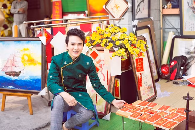 Để bộ ảnh Tết tại Văn Miếu – Quốc Tử Giám trở nên hài hòa, phù hợp, các bạn nên chọn trang phục: tà áo dài duyên dáng (nữ giới), áo the khăn xếp (nam giới).