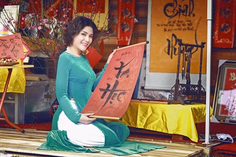 Còn vào trong dịp Tết, phố ông đồ là một nơi không có những cành đào phấn hồng sắc thắm hay ngàn hoa rực rỡ khoe màu, nhưng lại có dấu ấn Tết đậm nét và được khá nhiều người tìm đến để chụp ảnh Tết