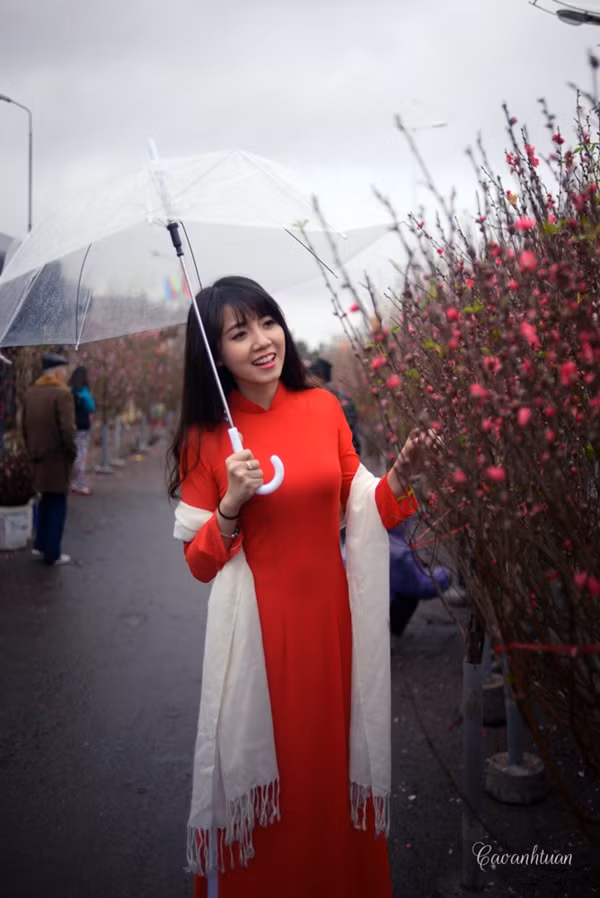 Ngoài Nhật Tân, chợ hoa Quảng Bá những ngày sát Tết cũng là địa điểm được nhiều các bạn trẻ chọn làm cảnh cho bộ ảnh Tết hay du xuân của mình.