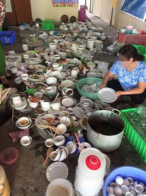 Để rửa hết đống chén này thực sự phải dành cả thanh xuân mất. Nhìn thôi là thấy "sông rộng đường dài" nhưng việc thì vẫn phải làm thôi.