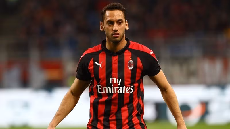 West Ham United và Leicester City đang tỏ ra rất sốt sắng theo dõi Hakan Calhanoglu. Nhiều nguồn tin cho rằng họ sẵn sàng bỏ ra 30 triệu euro để sở hữu chàng trai 25 tuổi này.