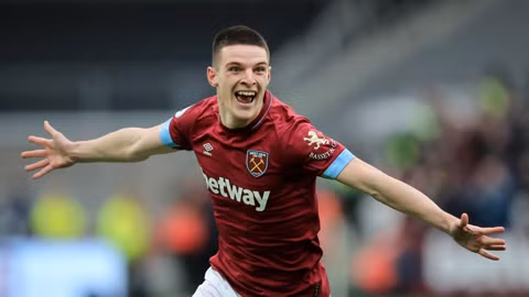 Đã có rất nhiều thông tin cho biết MU đang theo sát tiền vệ Declan Rice của West Ham. Tờ Independent thậm chí còn khẳng định đội chủ sân Old Trafford sẵn sàng chi ra 50 triệu bảng để đưa Rice về.