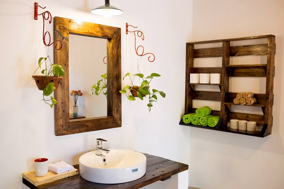 Bơ House ngoài phòng được trang bị đặc biệt cho các cặp đôi còn có nhiều phòng tập thể dành cho nhóm bạn mê du lịch, thích khám phá.