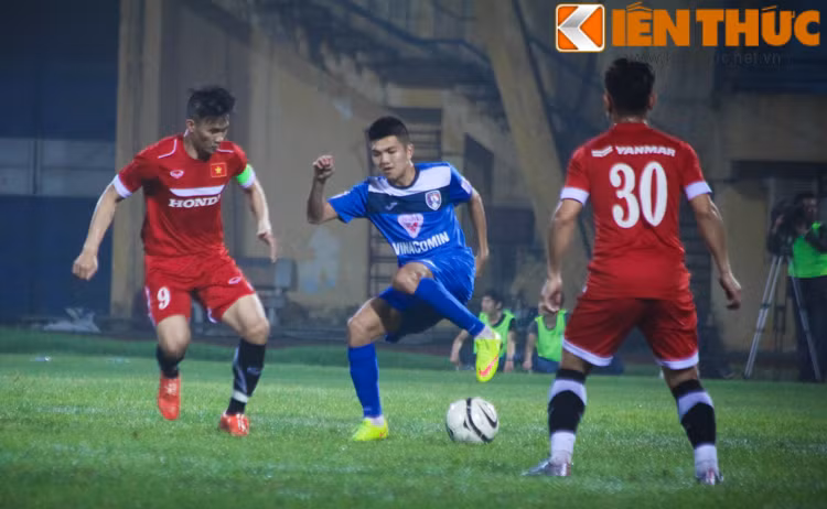 Rất nhiều những đường bật nhỏ ở khoảng không ngắn của ĐT Việt Nam khiến cho khán giả trên sân Hàng Đẫy liên tục phải ồ lên phấn khích.