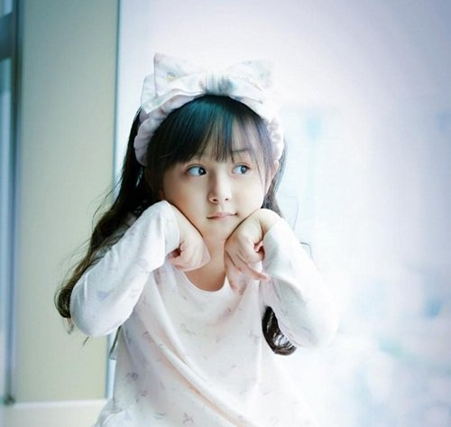 Được biết, tiểu mỹ nhân Trung Quốc bắt đầu dấn thân vào nghiệp diễn xuất năm lên 3 tuổi và khi đó cô bé xuất hiện trong một đoạn quảng cáo của hãng thời trang tại Trung Quốc.