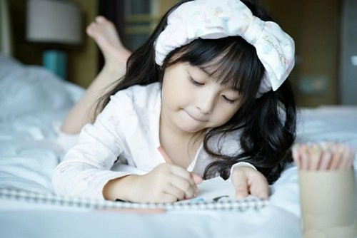 Chính lối diễn xuất trong sáng cùng vẻ đẹp của bé gái xinh xắn Điềm Điềm đã "đốn gục" trái tim khán giả theo dõi bộ phim này. Sau thành công của bộ phim, dân mạng còn một lần nữa bị cô bé 7 tuổi này chinh phục qua bộ ảnh siêu dễ thương mới đây.