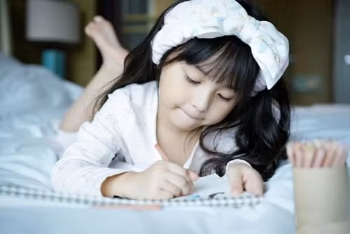 Chính lối diễn xuất trong sáng cùng vẻ đẹp của bé gái xinh xắn Điềm Điềm đã "đốn gục" trái tim khán giả theo dõi bộ phim này. Sau thành công của bộ phim, dân mạng còn một lần nữa bị cô bé 7 tuổi này chinh phục qua bộ ảnh siêu dễ thương mới đây.