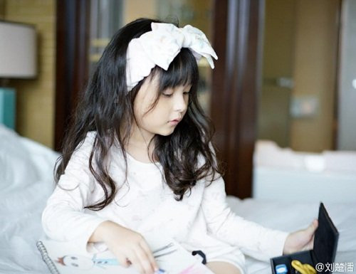 khi Sở Điềm cùng mẹ ở nhà, cô bé đã chụp một bộ ảnh thường ngày, khoe vẻ xinh đẹp thông minh, lanh lợi của mình qua từng shoot hình. Bộ ảnh đã khiến dân mạng ‘phát cuồng’ và không ngừng chia sẻ kèm theo những lời tán dương.