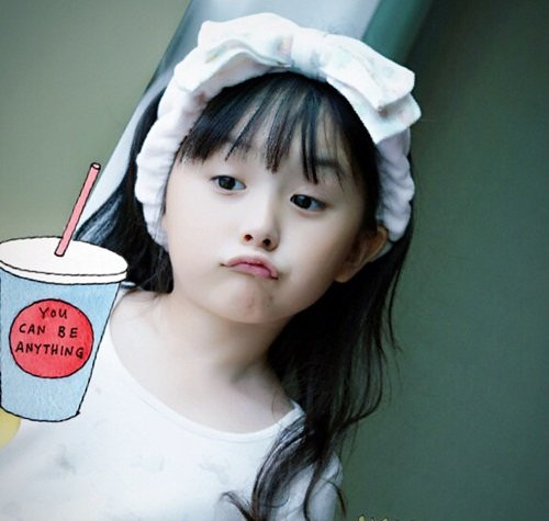 Ngoài nickname là tiểu mỹ nhân thì Điềm Điềm còn được cư dân mạng tán tụng bằng những biệt danh rất kêu như tiểu thiên thần, thiên thần cổ trang vì vẻ đẹp trời cho của mình.