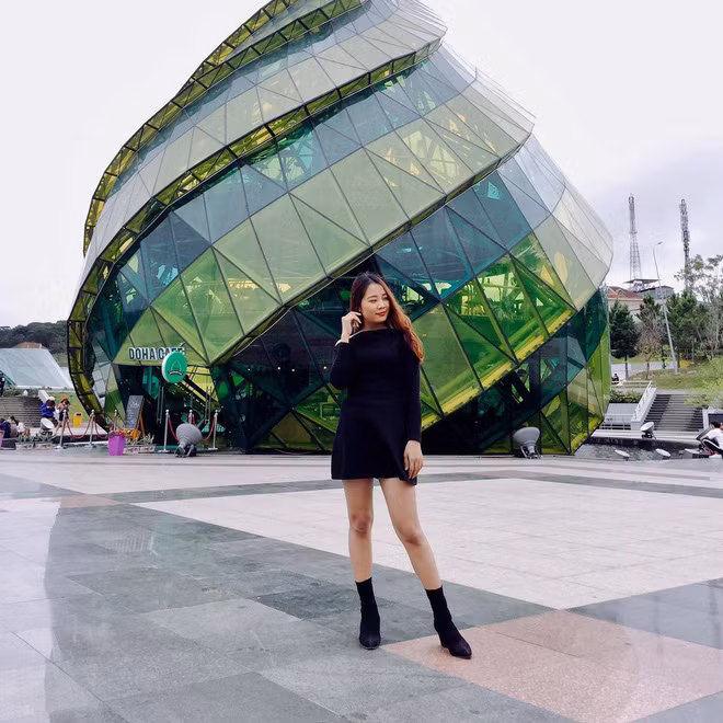 Chia sẻ về cái tên của mình nữ sinh 9X có tên lạ nói rằng tên cô được bố đặt. Lý do bởi Noel sinh đúng 1h sáng đêm ngày 24/2 nhưng qua 0h rồi nên tính ngày 25/12 đúng dịp lễ Giáng sinh nên đặt luôn tên con là Noel.