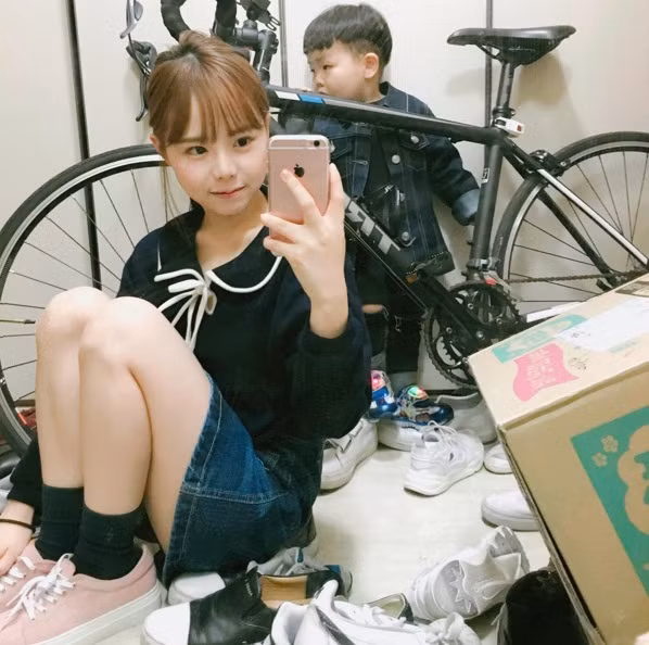 Được biết, Hong Young Gi gặp người bạn đời kém mình tới tận 3 tuổi và nhanh chóng tuyên bố có con không lâu sau đó. Đến năm 2015, vào khoảng tháng 8, cặp đôi tiếp tục khiến nhiều người bất ngờ khi chia sẻ rằng chuẩn bị đón thiên thần thứ hai của gia đình.