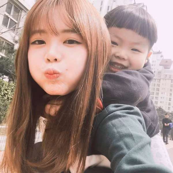 Hầu hết đều bày tỏ ý kiến rằng không thể tin nổi nhan sắc của cô gái vẫn chẳng có gì thay đổi sau nhiều năm xuất hiện trên truyền hình, và đặc biệt là sau khi sinh tới 2 đứa con.