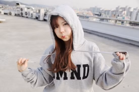 Ngay sau khi nổi tiếng, tên tuổi của Hong Young Gi không chỉ nổi tiếng ở Hàn Quốc mà còn lan rộng sang rất nhiều quốc gia châu Á khác như Nhật Bản, Trung Quốc, Thái Lan.