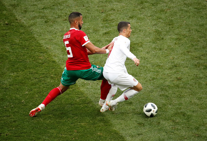 Dù nhường thế trận cho Marocco, nhưng Bồ Đào Nha khẳng định được đẳng cấp của mình và họ biết cách tạo ra sự khác biệt. Phút 39, sau tình huống kiến tạo của Ronaldo, Goncalo Guedes được đặt vào vị trí thuận lợi nhưng cú sút của tiền đạo trẻ sinh năm 1996 lại không thắng được phản xạ của thủ thành Munir.